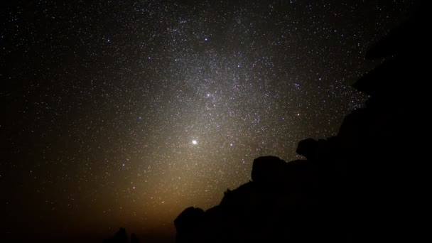 Астрофотография время от ночи до дня в пустыне — стоковое видео