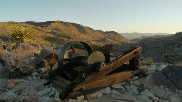 Bergbauwerkzeug bei Sonnenaufgang im Joschua-Baum — Stockvideo