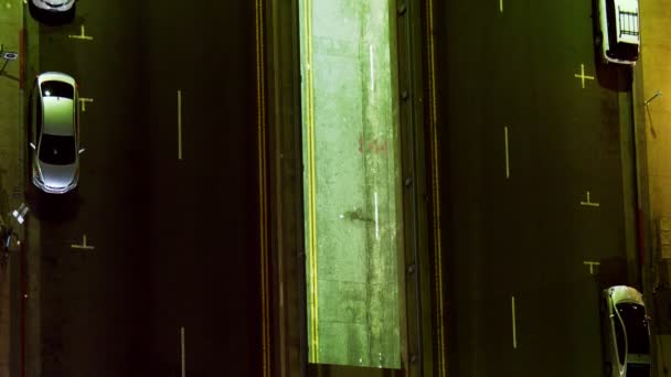 Circulation nocturne dans la rue 