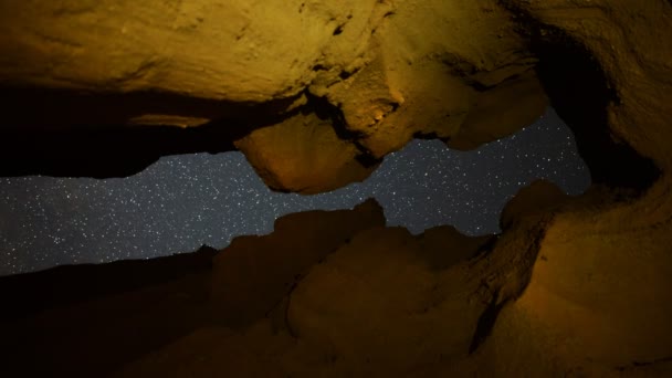 Caverna do buraco da fechadura e estrelas — Vídeo de Stock