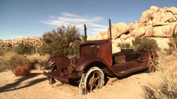 Carro abandonado no deserto — Vídeo de Stock