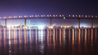 Coronado Köprüsü'nde gece.