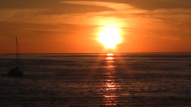 Golden beach ile yelkenli tarafından geçen gün batımında