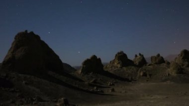 Astro ve hoodoos (trona pinnacles)