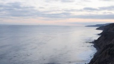 Günbatımı okyanus üzerinde uçuruma