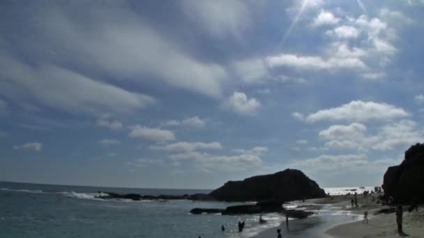 Pasifik Okyanusu kıyı şeridi üzerinde kişi — Stok video