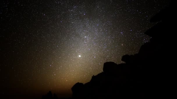 Astrofotografía Time Lapse Noche a Día en el desierto — Vídeo de stock