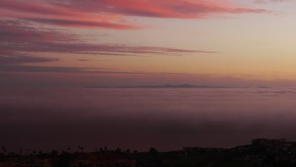 Pôr-do-sol e nevoeiro costeiro — Vídeo de Stock