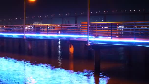 夜码头和反射 — 图库视频影像