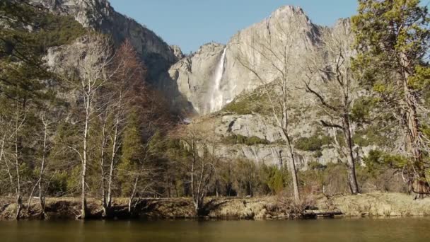 Yosemiten-Wasserfall — Stockvideo