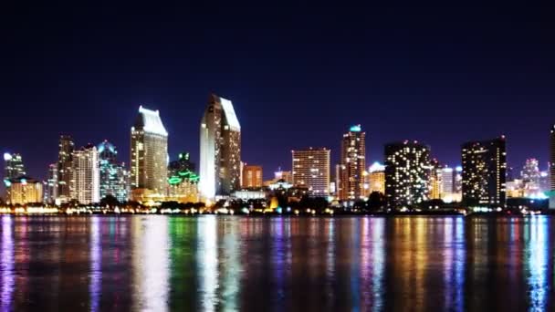 San Diego Skyline et réflexion la nuit — Video