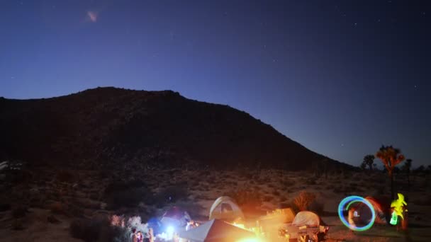 Woestijn camping tijd vervallen raving — Stockvideo