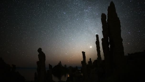 Cielo nocturno y formación de la Tufa en el lago Mono — Vídeos de Stock