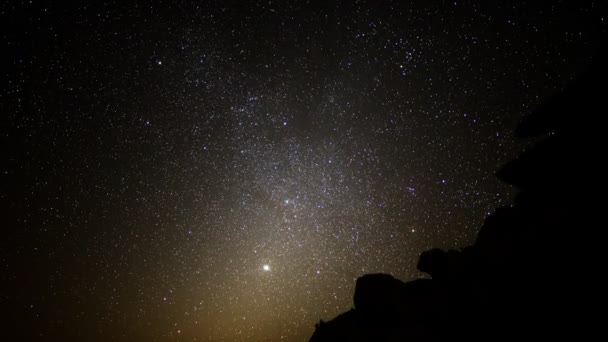 Noc astrofotografii na dzień pustyni przechylić w dół — Wideo stockowe