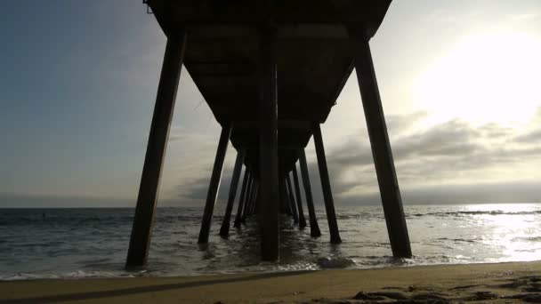 Muelle en la playa — Vídeo de stock