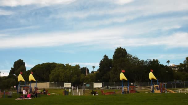 Niños jugando en el parque. — Vídeo de stock