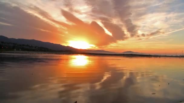 Soluppgång på stranden — Stockvideo