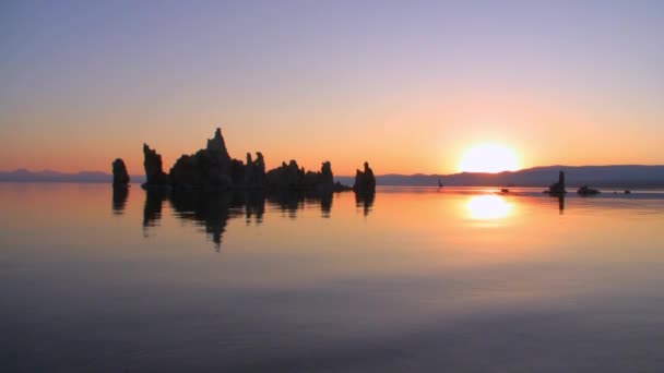 Odbicie mono Lake Sunrise-czasu rzeczywistego — Wideo stockowe