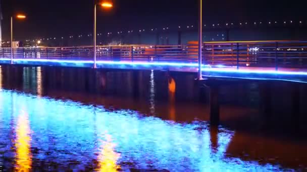 Pier notturno e riflessione — Video Stock