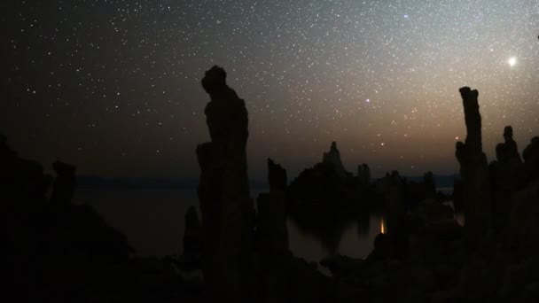 Cielo nocturno y formación de la Tufa en el lago Mono — Vídeos de Stock