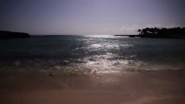 Praia tropical à noite sob super lua no Caribe mexicano — Vídeo de Stock