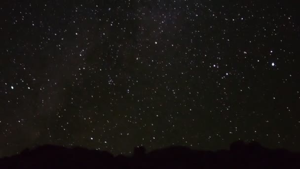 Cielo estrellado sobre el paisaje del desierto — Vídeo de stock