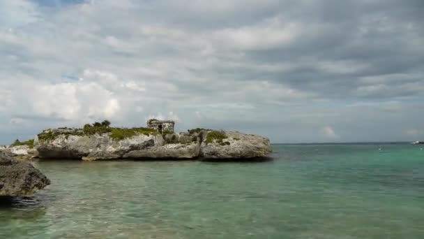 Korallenriffstrand und Maya-Ruine — Stockvideo