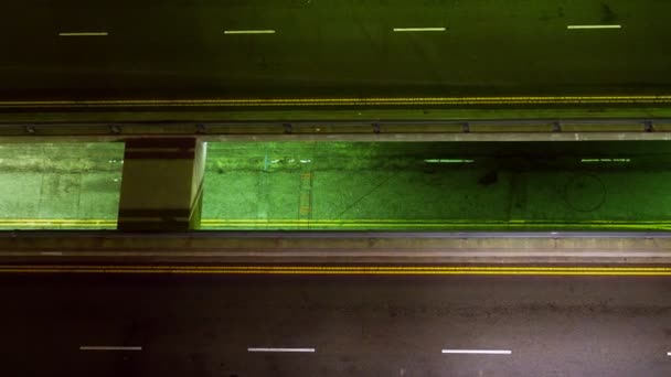 Tráfico nocturno en la calle . — Vídeos de Stock