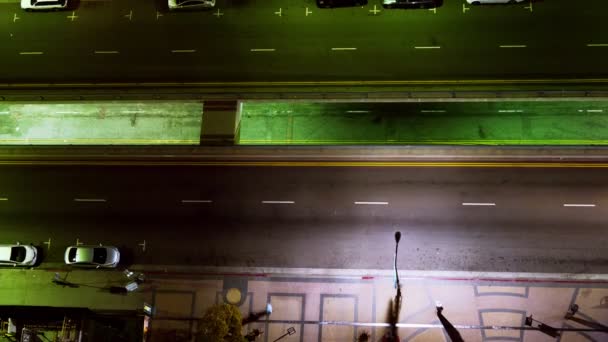 Ночное движение на улице . — стоковое видео