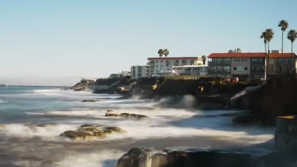 Playa y olas que se estrellan — Vídeos de Stock