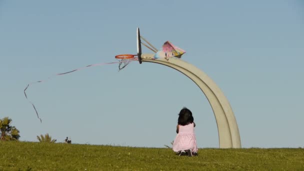 Κορίτσι με το kite κάτω από το γήπεδο μπάσκετ — Αρχείο Βίντεο