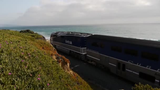 Rastreamentos ferroviários na costa — Vídeo de Stock