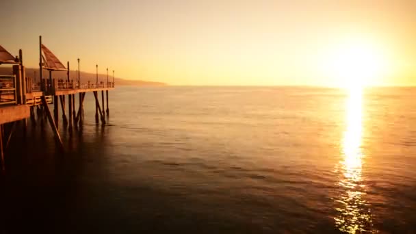 Puesta de sol en la playa — Vídeo de stock