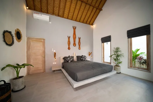 Hermoso Dormitorio Limpio Moderno Con Pared Vacía Para Agregar Poco — Foto de Stock
