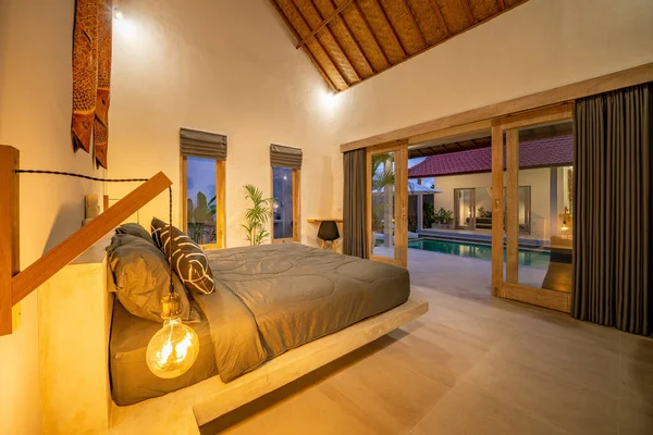 Interior Moderno Dormitorio Luminoso Con Almohadas Diseño Una Casa Lujo —  Fotos de Stock
