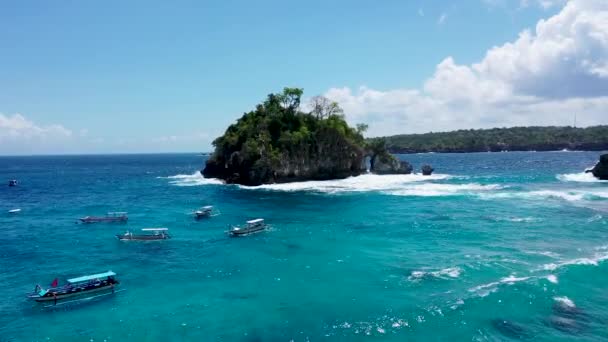 Movimento para a frente para a formação de rochas Batu Mejinong na praia Crytal Bay na ilha Nusa Penida. Furo aberto no lado do penhasco é formado pelas ondas — Vídeo de Stock