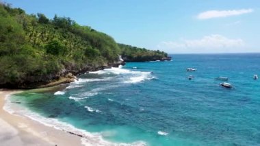 Bali, Endonezya, Nusa Penida Adası 'ndaki Crystal Bay plajında kırılan turkuaz mavi okyanus dalgalarının en üst hava manzarası.