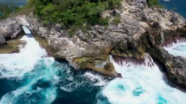 Fırtınalı okyanus ve su sıçratan dalgalar volkanik kayalara çarpıyor. İkiyüzlü su manzarası. Tenerife, Kanarya Adaları, İspanya