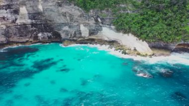 Güneşli bir günde Kızıl Kaya kayalıklarına vuran dalgalarla Tropik Kristal Açık Deniz manzarası