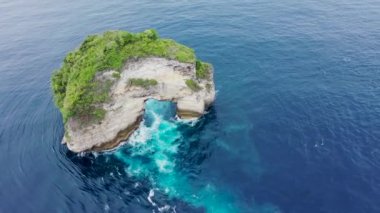 Denizde Küçük Kaya Kemer Adası. Nusa Penida, Endonezya. 4K Hava Görüntüsü