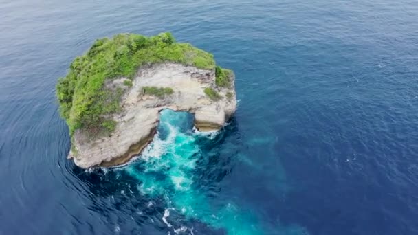 Petite île de Rock Arch dans la mer. Nusa Penida, Indonésie. Vue Aérienne 4K — Video