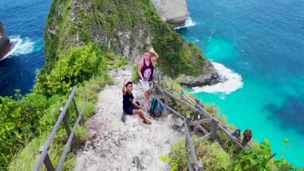 Dva smíšené závod turistické tvorby Funny Selfie drone Video s Amazing Kelingking Beach na pozadí. Nusa Penida, Indonésie. Mezinárodní přátelství. 4K — Stock video