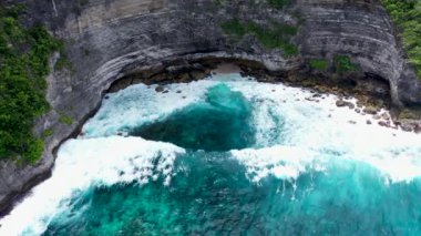 Bali kıyılarına vuran dev dalgalar. Okyanus Dalgaları 'nın Nusa Penida Adası, Bali Endonezya' daki Tembeling Sahil Hattı 'ndaki hava görüntüleri.