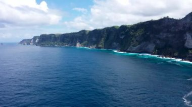 Bali, Endonezya 'daki Nusa Penida adasında kayalık uçurum ve okyanus dalgaları hava manzarası. Mavi Su, Dağ Uçurumu, Dalgalar, Kayalar, Güzel Okyanus