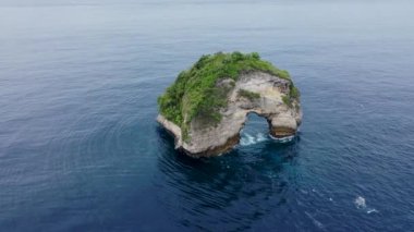 Fil Kayası oluşumu. Bu doğal kaya kemeri Hint Okyanusu 'nda, Bali' nin Nusa Penida Adası 'nda bulunur. Uçurumun kenarındaki bu büyük açık delik dalgalar tarafından oluşmuştur.