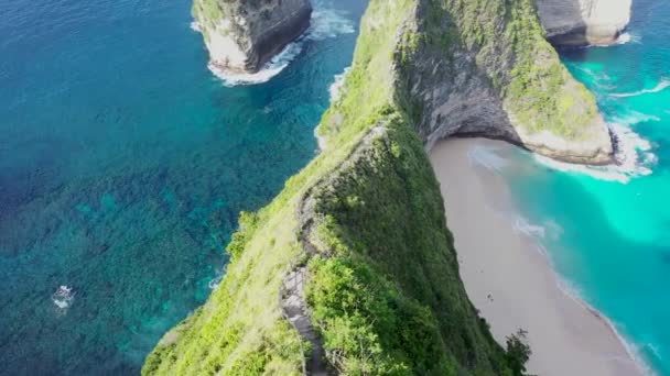Kelingking Sahili 'ne giden bir patikayla tepenin üzerinden uçun. Nusa Penida, Bali, Endonezya' nın yanında. Hava görüntüsü — Stok video