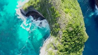 Bali, Endonezya 'daki ünlü Kelingking Sahili' nin ve Nusa Penida 'daki uçurumların insansız hava aracı görüntüleri.