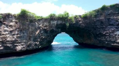 Nusa Penida, Broken Beach, Endonezya 'daki okyanus üzerindeki kaya kemerinin görüntüsü. Yüksek kalite 4k görüntü