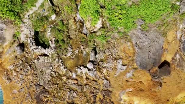 Sentiero estremamente pericoloso su una parete rocciosa fino alla cascata di Seganing. Rocky scogliera e sentiero escursionistico sulla montagna vicino alla spiaggia di Kelingking. Vista aerea sull'isola di Nusa Penida, Bali, Indonesia — Video Stock