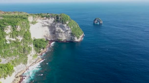 Drone mozzafiato Colpo di Banah Cliff a Nusa Penida, Bali - Indonesia — Video Stock